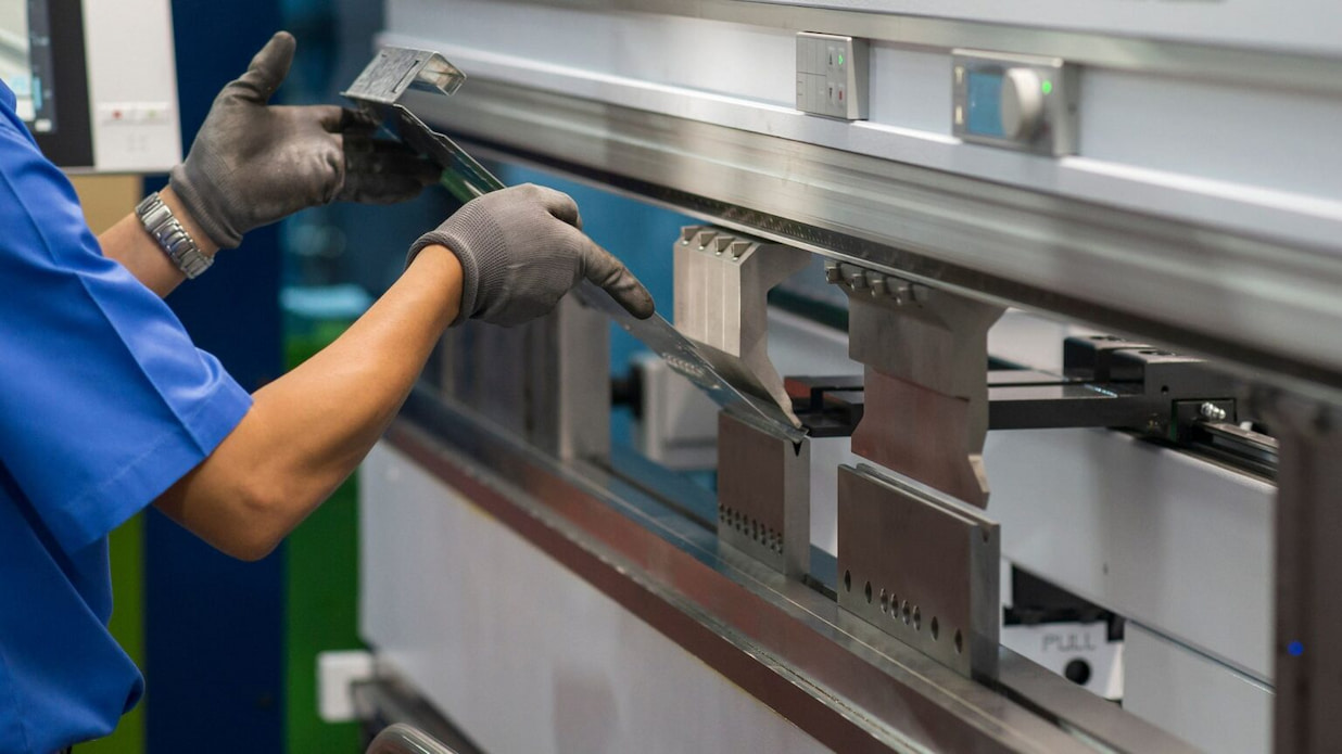 Quali sono le basi della flessione su una macchina per flessione?